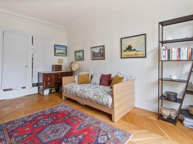 Un havre de confort et de lumière dans le 17è, Paris Amsterdam Apartments for Rent