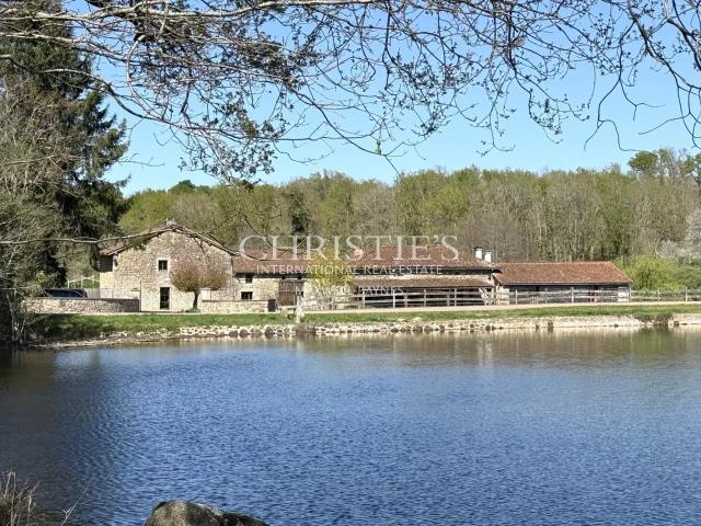 Un havre de paix au cœur du Parc Naturel du Périgord Limousi. 650m² Piégut Pluviers
