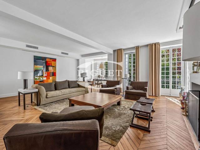 UN HÔTEL PARTICULIER D’EXCEPTION AU CŒUR D’UN ÉCRIN DE VERDURE