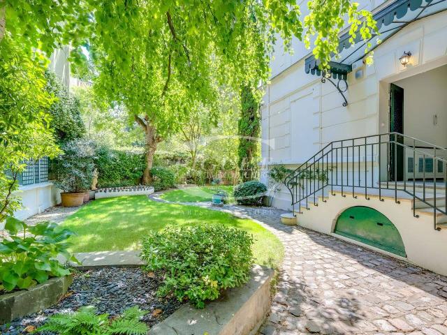 UN HÔTEL PARTICULIER D’EXCEPTION AU CŒUR D’UN ÉCRIN DE VERDURE