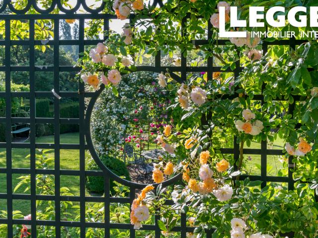 Un jardin d'une beauté intemporelle avec une maison de caractère recherche un/des jardiniers passionnés