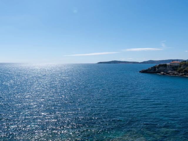 UN JOYAU INTEMPOREL: Deux demeures Pied dans l’eau, à l’orée de Monaco