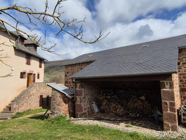 Maison de caractère avec grange, cave voûtée et terrain de 1,4 ha