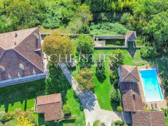 Un magnifique domaine en pierre avec des dépendances supplém. 785m² Agen
