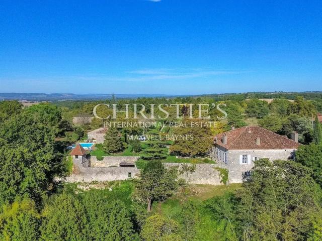 Un magnifique domaine en pierre avec des dépendances supplém. 785m² Agen