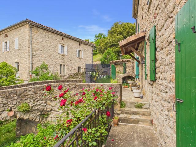 Un Mas De Pierre Où Le Temps Semble S’Être Arrêté 243m² Rocles