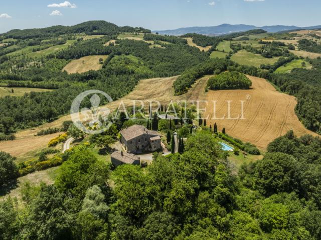 Tenuta casale in stile rurale con piscina panoramica a Sarte. 900m² Sarteano