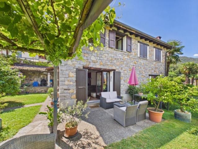 Un piccolo gioiello ticinese in sasso con giardino privato