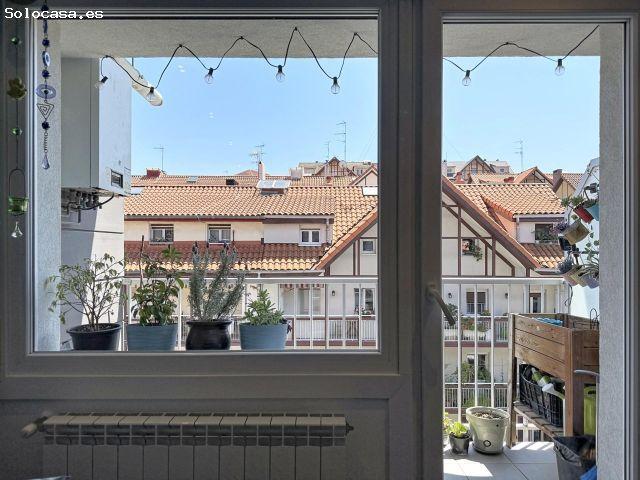 Un piso cuidado al detalle, con terraza y un edificio completamente renovado