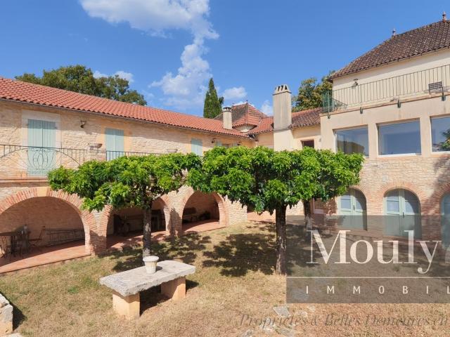 Un Point De Vue Extraordinaire Ensemble Rare Aux Portes De. 280m² Mercuès