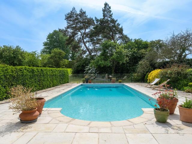 Un presbytère, sa chapelle et sa piscine