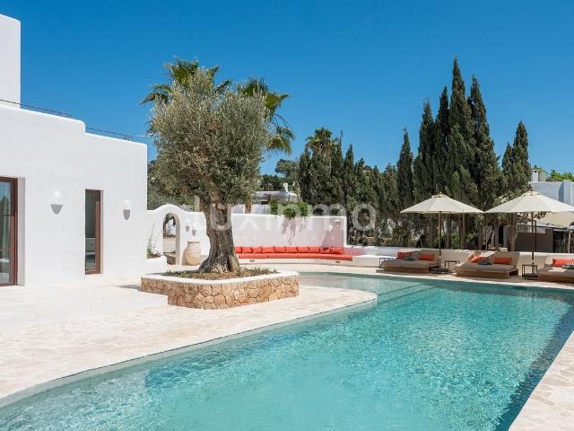 Un refugio bicencano donde el diseño orgánico se une a la vi. 327m² Sant Antoni de Portmany