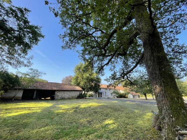Un Retreat Tranquille à la Campagne au Cœur de la France 320m² Montbron