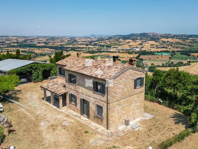 Un Rifugio Senza Tempo nelle Colline Verdeggianti di Montelu. 310m² Montelupone