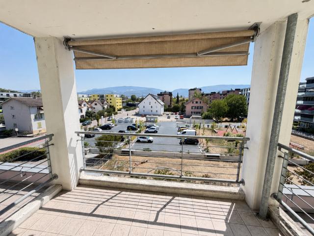 Un séjour lumineux avec balcon
