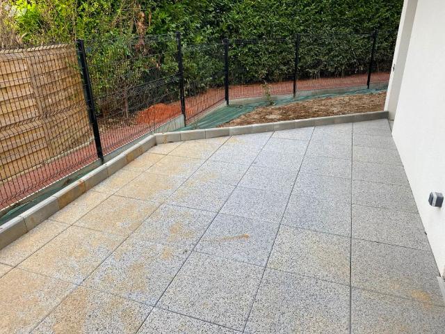 Un studio avec terrasse et parking intérieur