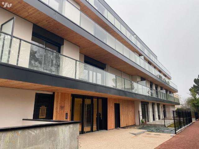 Un studio avec un balcon dans une copropriété sécurisée