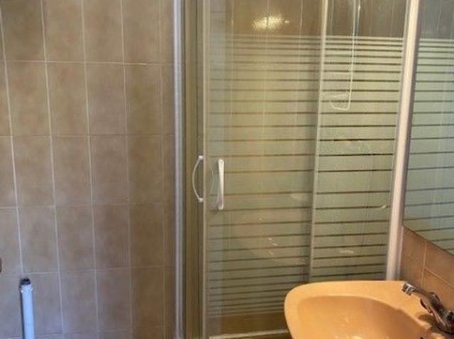 Un studio avec une mezzanine et emplacement extérieur