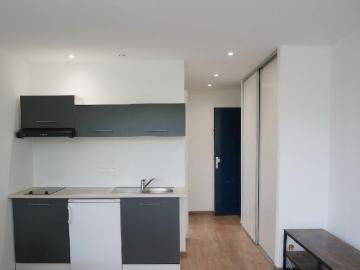 Un studio moderne meublé avec un balcon – Krutenau / rue de Zurich