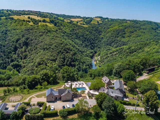 Un superbe domaine, gites et installations équestres 700m² Villefranche de Rouergue