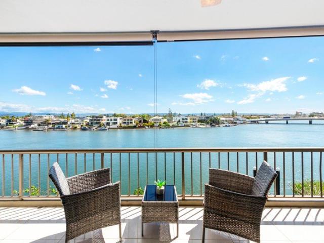 Unobstructed Main River views in boutique building Clarendon