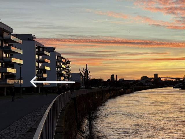 Unobstructed Rhine view: 80 sqm on the Rhine Quay, Cologne Mülheim
