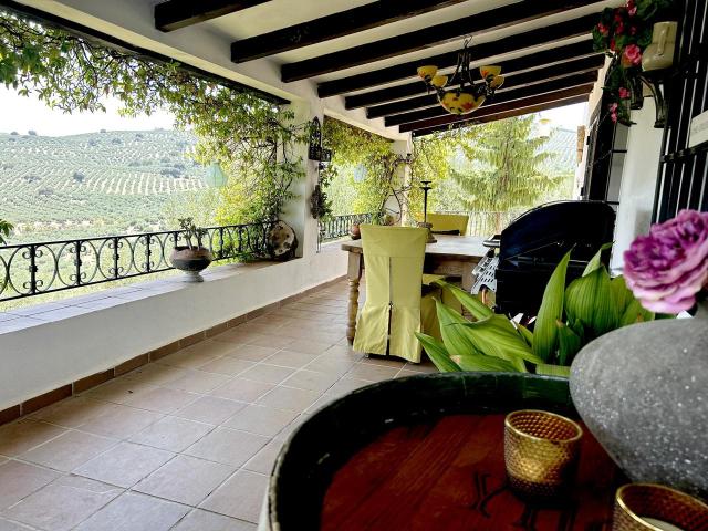 Una casa bellamente terminada en el entorno más idílico y tranquilo rodeado de un impresionante campo