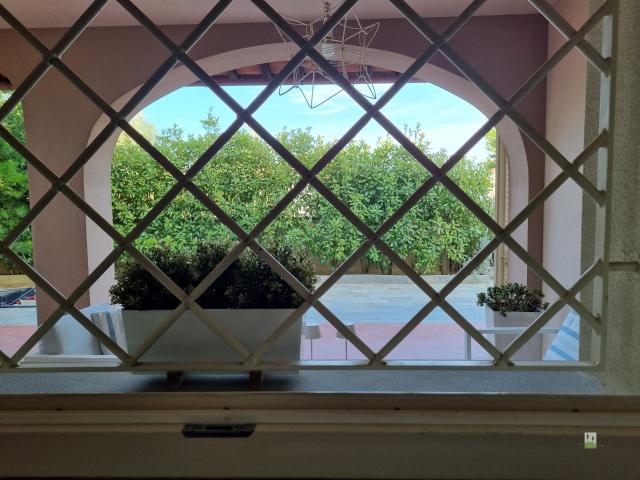 Una casa con giardino e viste panoramiche vicino a Lari, in. 110m² Lari