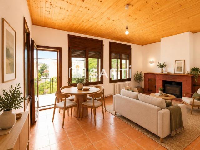 Amplia casa de 266 m² en el centro de Begues, con patio, garaje para dos coches, pozo y espacios adaptables para dos generaciones