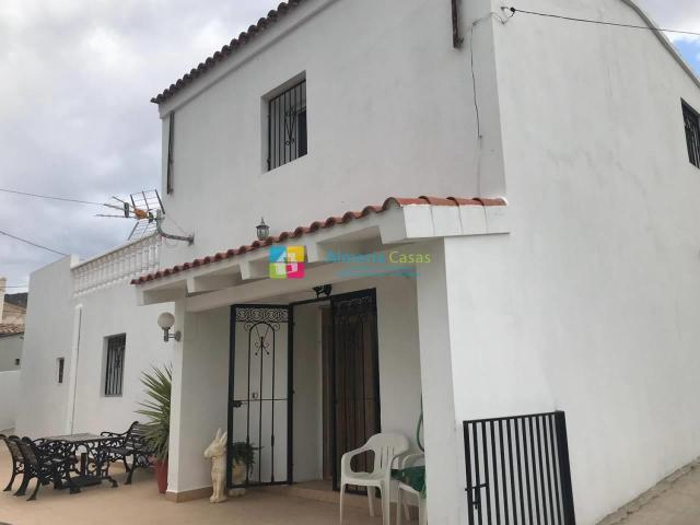 Una casa de campo bellamente renovada con 4 dormitorios y 2. 215m² Sorbas