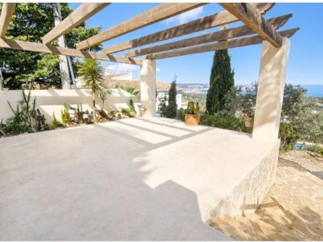 ¡Una casa de Jávea construida alrededor del mar! Espacio, luz y espacio para