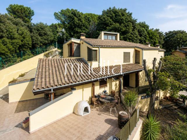 Una casa entre madera y bosque en Sant Carles, Llinars del Vallès