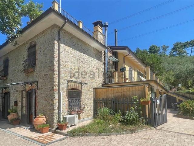 Una casa nel bosco. Nel cuore delle colline toscane, a pochi. 405m² Massarosa