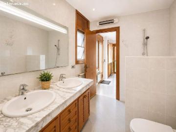 Una de las pocas casas con jardín privado y garaje en Dalt de la Vila. Posibilidad de ampliar y hace