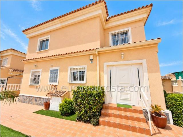 Una espaciosa villa de estilo español con piscina privada en La Marina