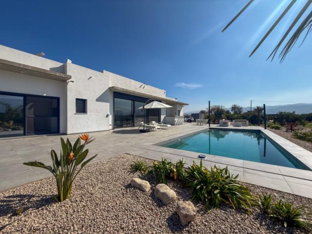 Una excepcional y exclusiva villa de tres dormitorios y tres. m² Tormos
