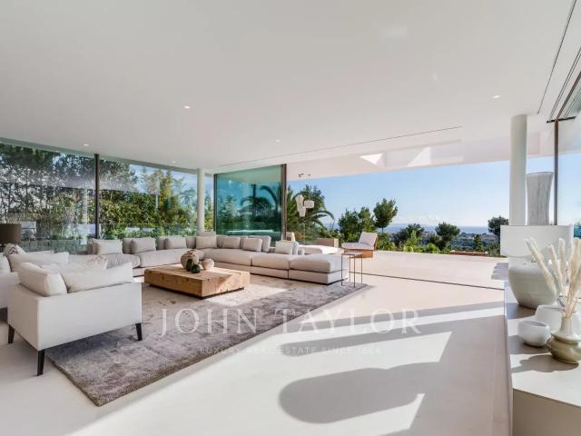 ¡Una fantástica y moderna villa de lujo en venta!