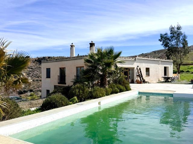 Una finca de 30 hectáreas con Cortijo, Piscina, Bodega y 12.000 vides en el lugar más glorioso