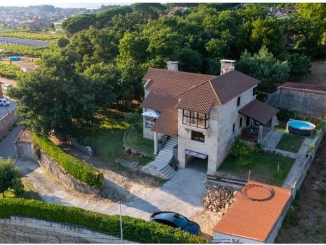 UNA JOYA EN PIEDRA GALLEGA EN EL CORAZÓN DE LAS RÍAS BAIXAS. 407 m2 construidos | Parcela: 1.626 m2