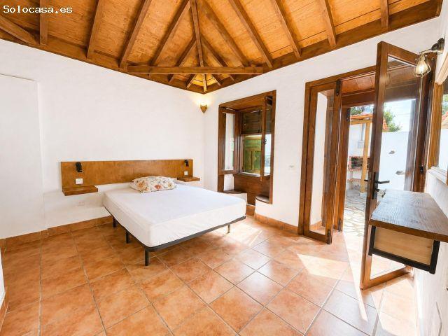 Una joya exclusiva: Casa canaria restaurada con vistas eternas al mar y máximo confort