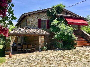 Una splendida proprietà situata ai margini di un piccolo bor. 266m² Bucine