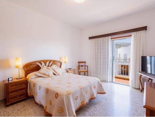 ¡Una vivienda única en Arico con tres niveles, amplios espacios y un sinfín de posibilidades!