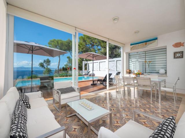 Una villa en primera línea con vistas al mar está disponible. 423m² Tollerich