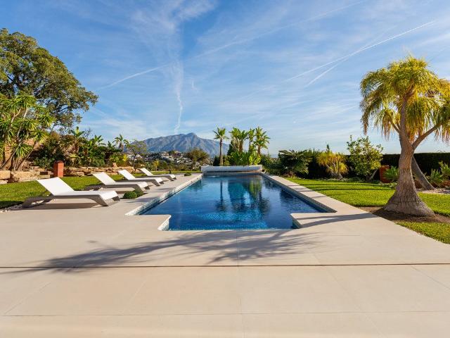 Una villa orientada al sur en Puerto del Almendro, Benahavís. 886m² Benahavís