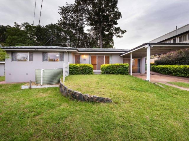 Unbeatable Mount Lofty Location 2 Living Areas !