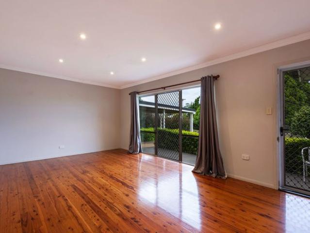 Unbeatable Mount Lofty Location 2 Living Areas !