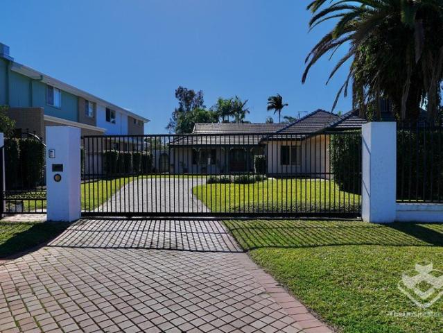 UNBEATABLE NORTH FACING WATER FRONT LIVING!