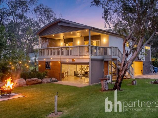 Unbeatable Location Absolute Riverfront with 3x Houseboat Moorings