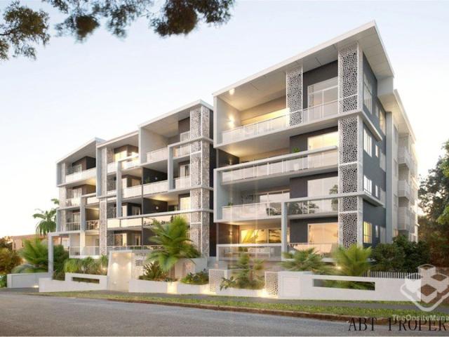 Unbeatable Location, Ground Floor With A Big Courtyard. Walk To Transport, Shops, Park And Bikeway