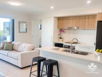 Unbeatable Location Steps to Westfield Garden City, Transport & Motorway Access